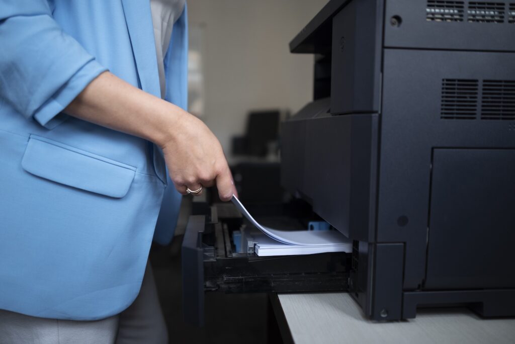 Mitarbeiter nutzt Drucksystem im Arbeitsalltag