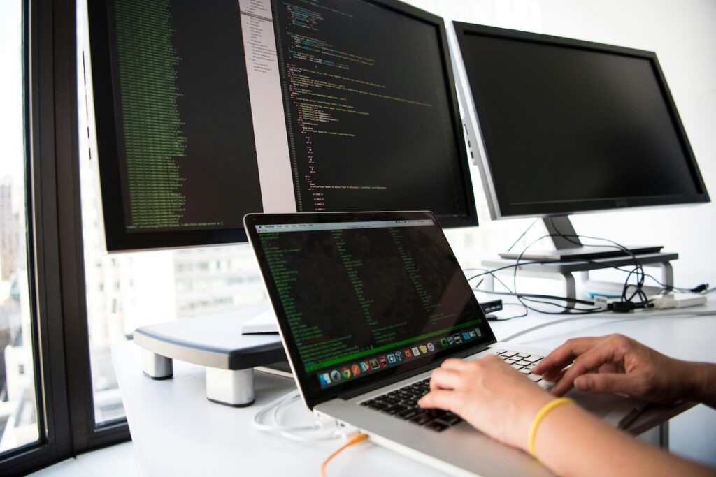 IT-Arbeitsplatz mit Monitoren und Servertechnik