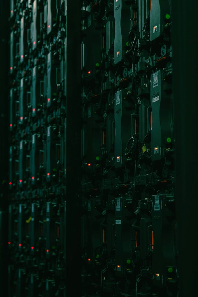 Wartung eines Servers durch IT-Service-Techniker