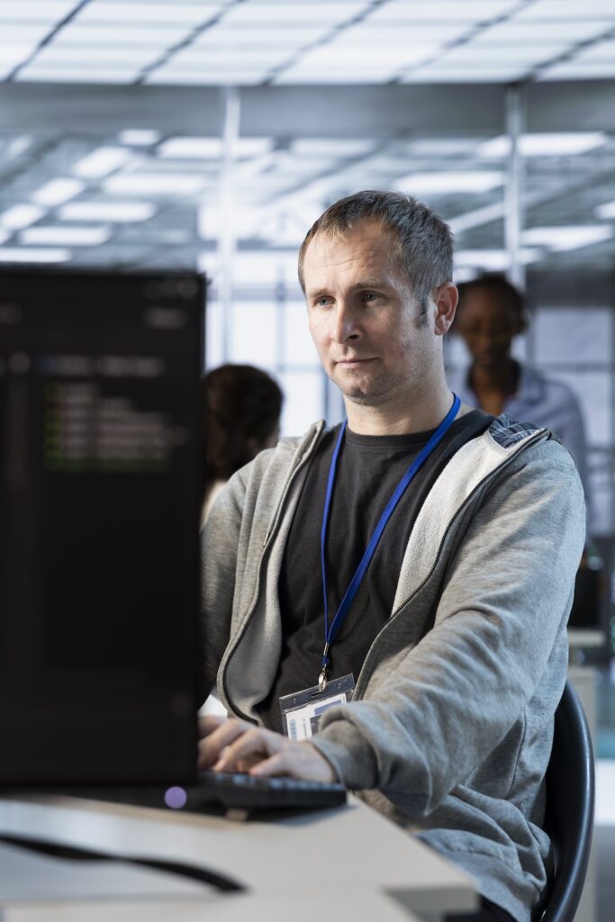 IT-Techniker bei der Installation eines Servers im Unternehmen