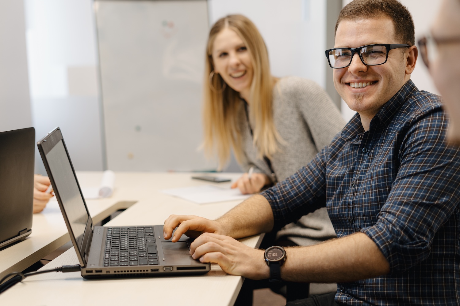 Wartung eines Servers durch IT-Service-Techniker