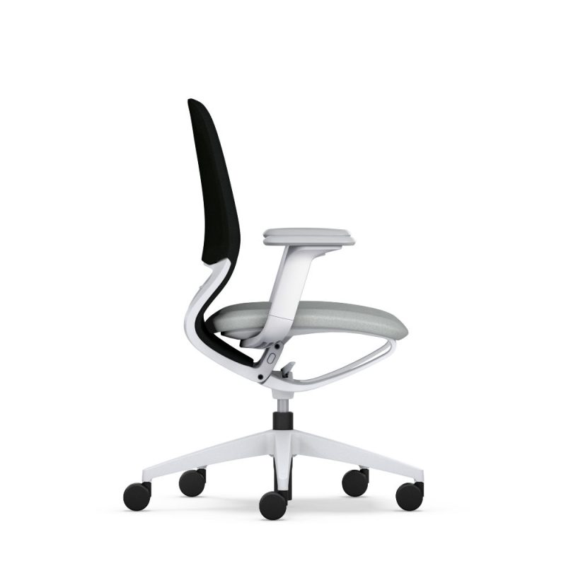 Büroeinrichtung mit ergonomischen Möbeln